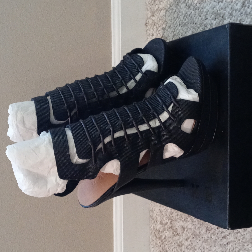L.A.M.B IBBIE NWT Black size 10